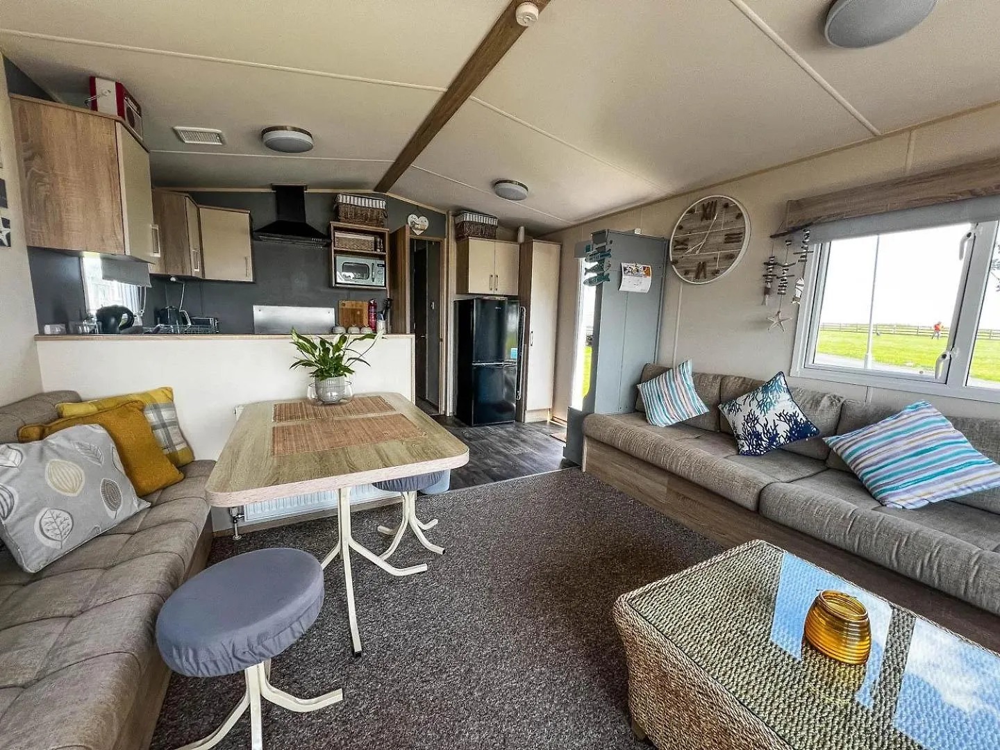Great 8 Berth Caravan At Sand Le Mere In Yorkshire Ref 71001I Tunstall  Camping