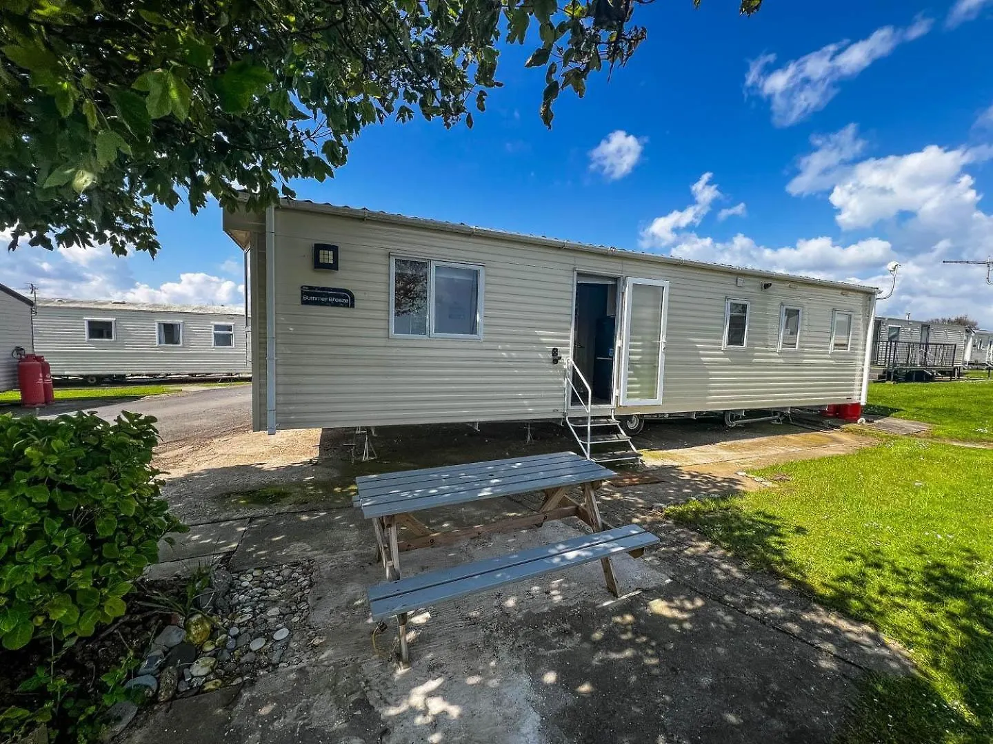 Camping Great 8 Berth Caravan At Sand Le Mere In Yorkshire Ref 71001I Tunstall